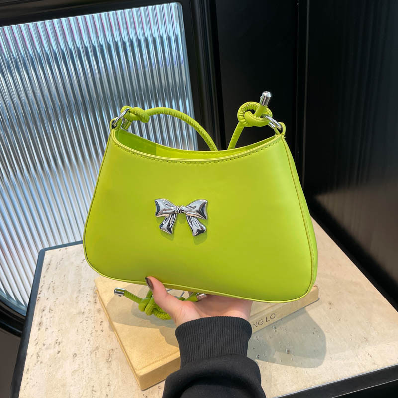 This gentle, fashionable and high-quality single-shoulder crossbody bag with a knotted shoulder strap is a versatile Instagram underarm bag for women in the autumn of 2024 full figure