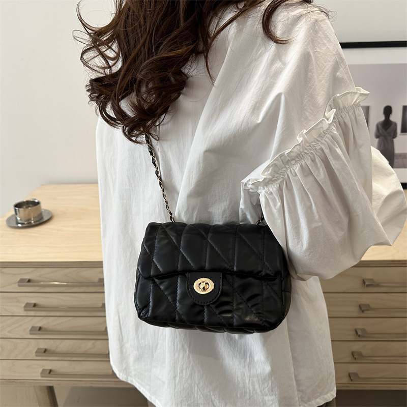 The new popular single-shoulder small square bag for 2024 winter, a retro chain crossbody bag, is trendy and fashionable, versatile and easy to carry for women Specification drawing