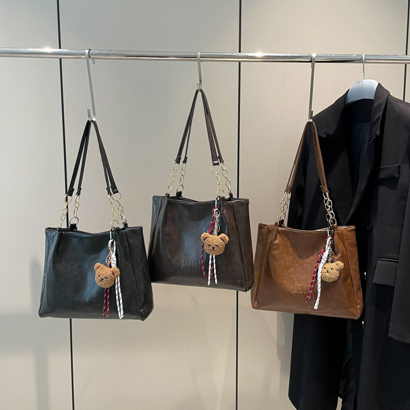 High-end quality handbag for women 2025 Spring new style, retro and versatile, large-capacity commuting single-shoulder crossbody women's bag Application Scenario