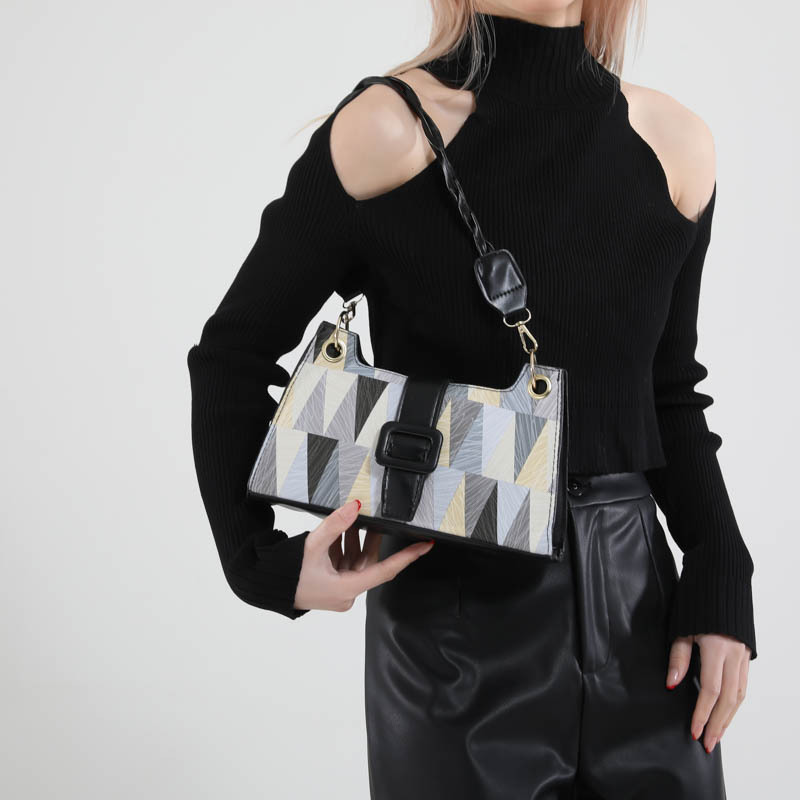 The 2025 new trendy color-blocking underarm bag for women's spring and summer, a casual and high-quality crossbody bag, and a stylish single-shoulder small square bag Specification drawing