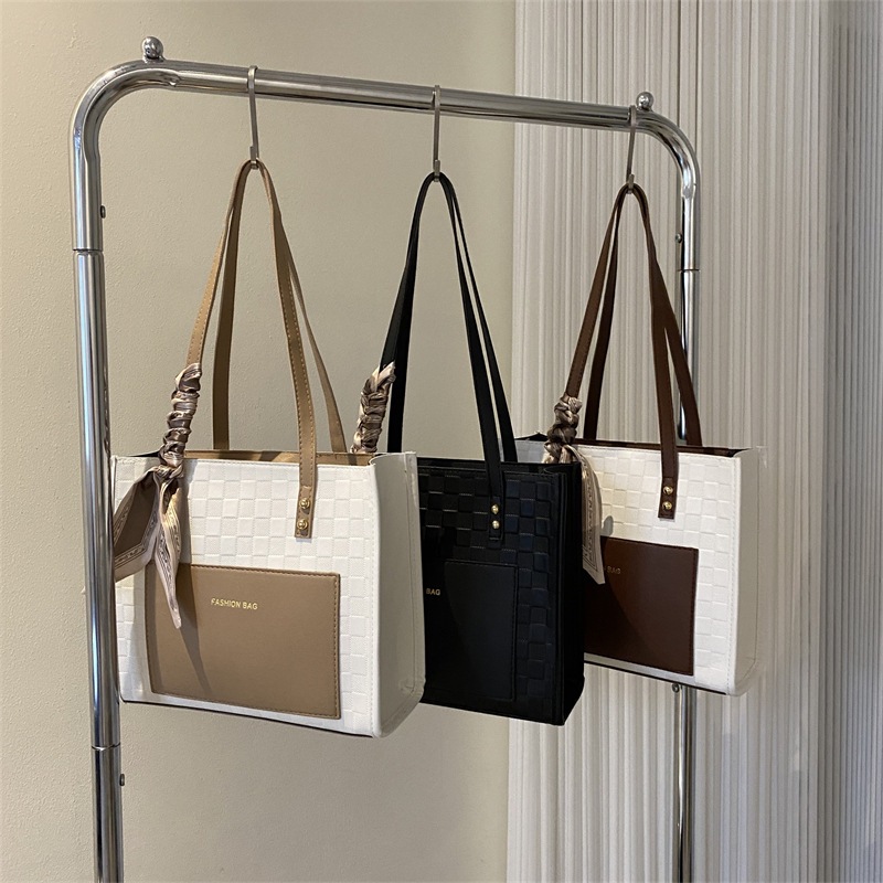 A new trendy student bag with a large capacity under the shoulder and armpits, a stylish checkered Korean style women's bag and a tote bag Application Scenario