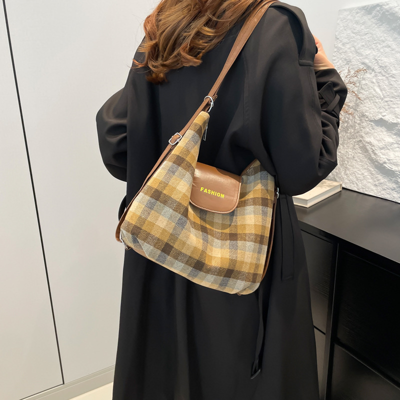 Winter color-blocking checkered texture single-shoulder crossbody bag, large-capacity college-style commuting backpack, fashionable crossbody bag details Picture