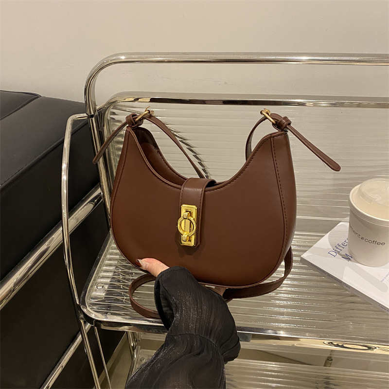 The 2024 new autumn trend underarm bag, a Korean style versatile and stylish women's bag, a niche design single-shoulder bag for women full figure