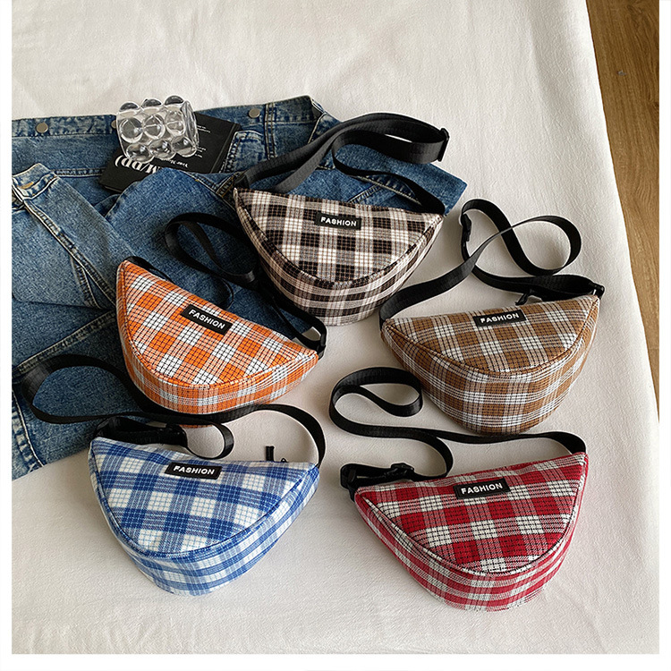 A new trendy and versatile triangular bag, a fashionable and simple single-shoulder bag, and a casual checkered crossbody street style bag for wholesale full figure