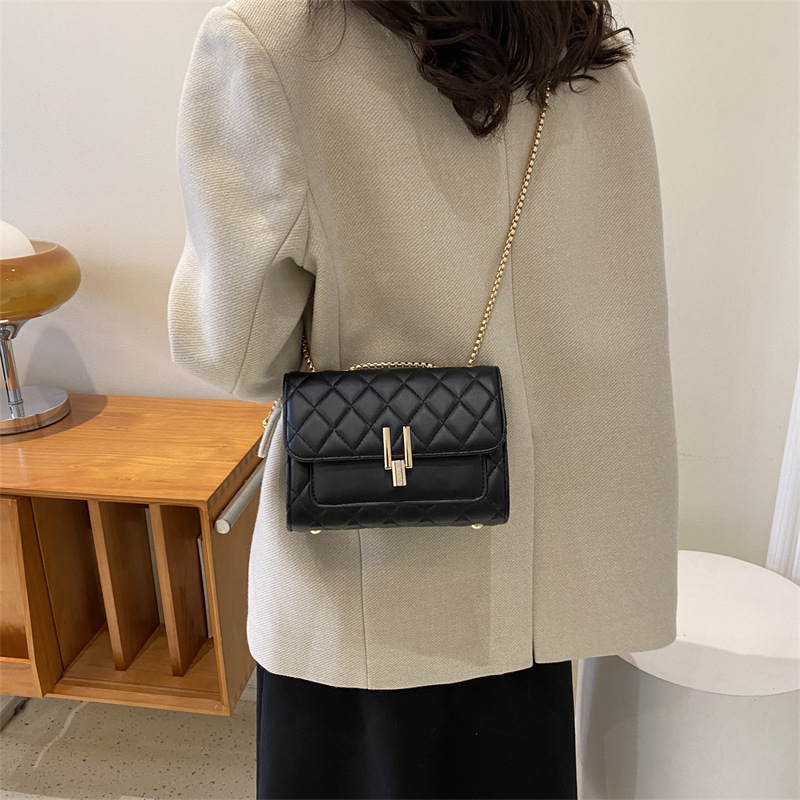 A stylish 2024 new ins diamond-shaped embroidered chain women's bag, a single-shoulder solid color small square bag for female students details Picture