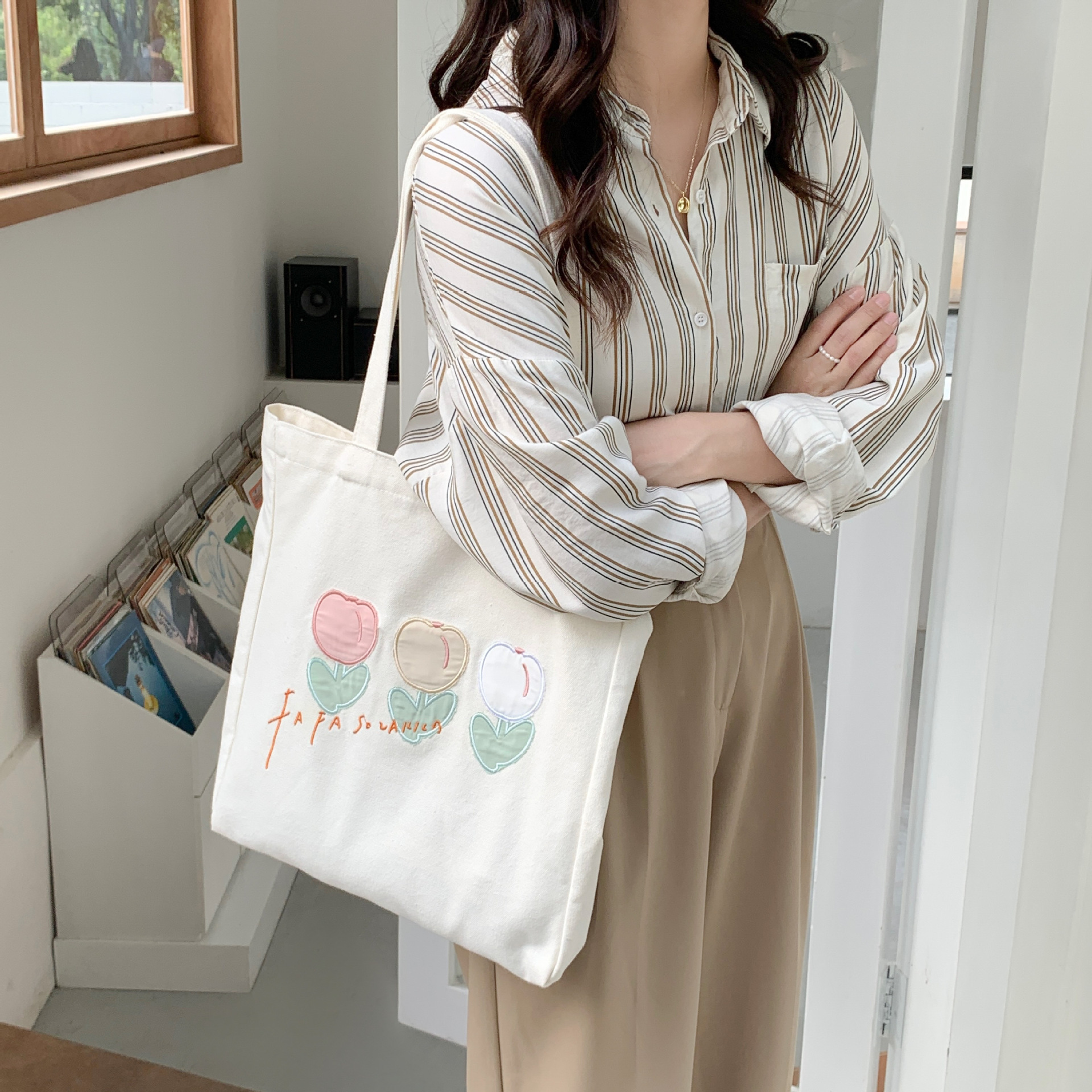 24162 Embroidered tulip large-capacity tote bag, canvas bag, student shopping bag, women's casual single-shoulder bag full figure