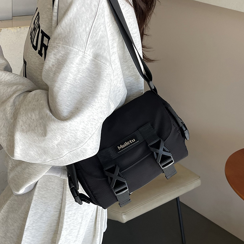 Postman's bag for men, Hong Kong fan car lock lock, cool and neutral crossbody bag, new Spring/Summer 2025 casual single-shoulder bag for women Application Scenario