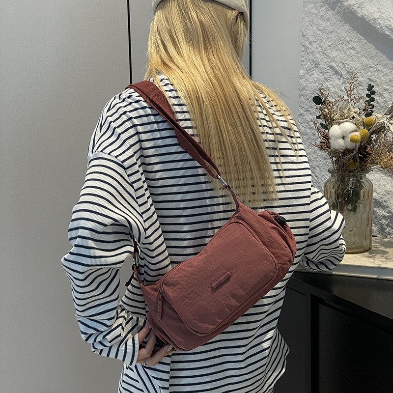 Colorful Fox's new autumn collection of women's casual commuting crossbody bags is simple, fashionable and has a large capacity for one shoulder details Picture