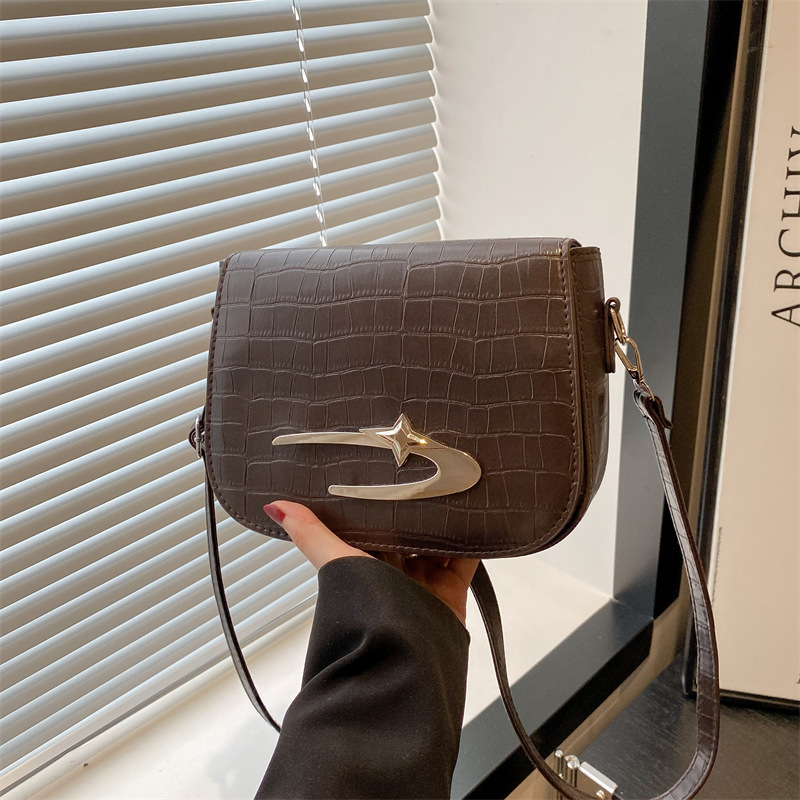 The 2025 new trendy and fashionable underarm crescent bag, a single-shoulder women's bag with a simple and niche design full figure