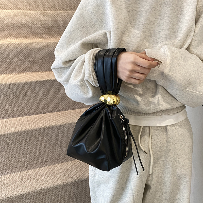 The new 2024 cross-border pleated cloud bag for women is fashionable, versatile, high-end, and features a niche design. It's a trendy casual handbag Specification drawing