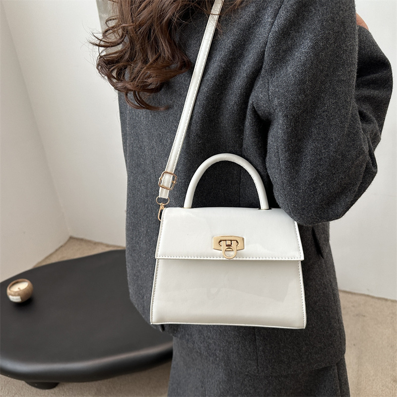 A niche design bag for women in the winter of 2024, featuring a fresh and fashionable casual single-shoulder bag and a stylish commuting crossbody bag details Picture