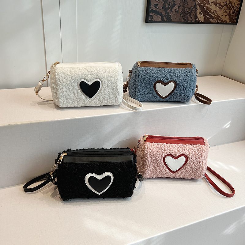 A new large-capacity cross-border winter plush handbag, a cute and heartwarming lambskin single-shoulder crossbody bag Application Scenario