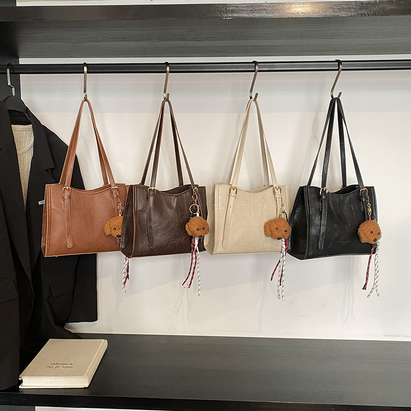 The new 2024 winter collection features a niche design that goes well with Instagram. This year, Korean-style single-shoulder underarm bags and commuter tote bags are in fashion Application Scenario
