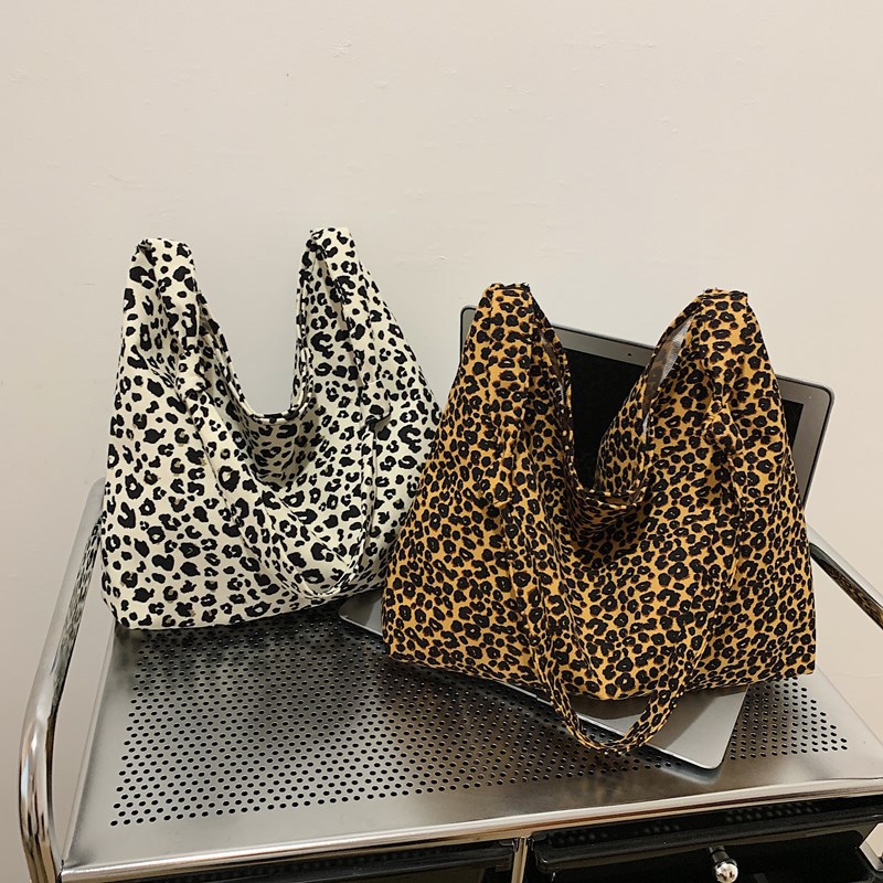 Autumn casual print, casual trend, single-shoulder fashion, leopard print, large capacity, 2024 new crossbody tote bag for women Application Scenario