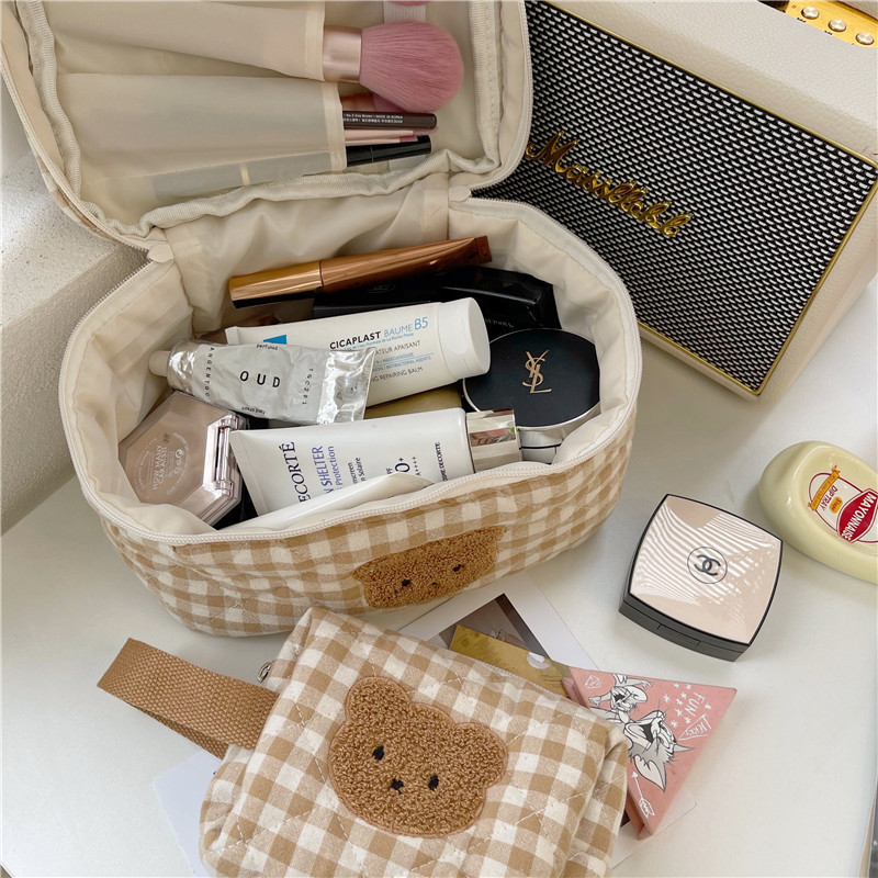Cute cartoon bear makeup bag, large-capacity portable toiletry bag, travel storage bag, and niche skin care product storage bag details Picture