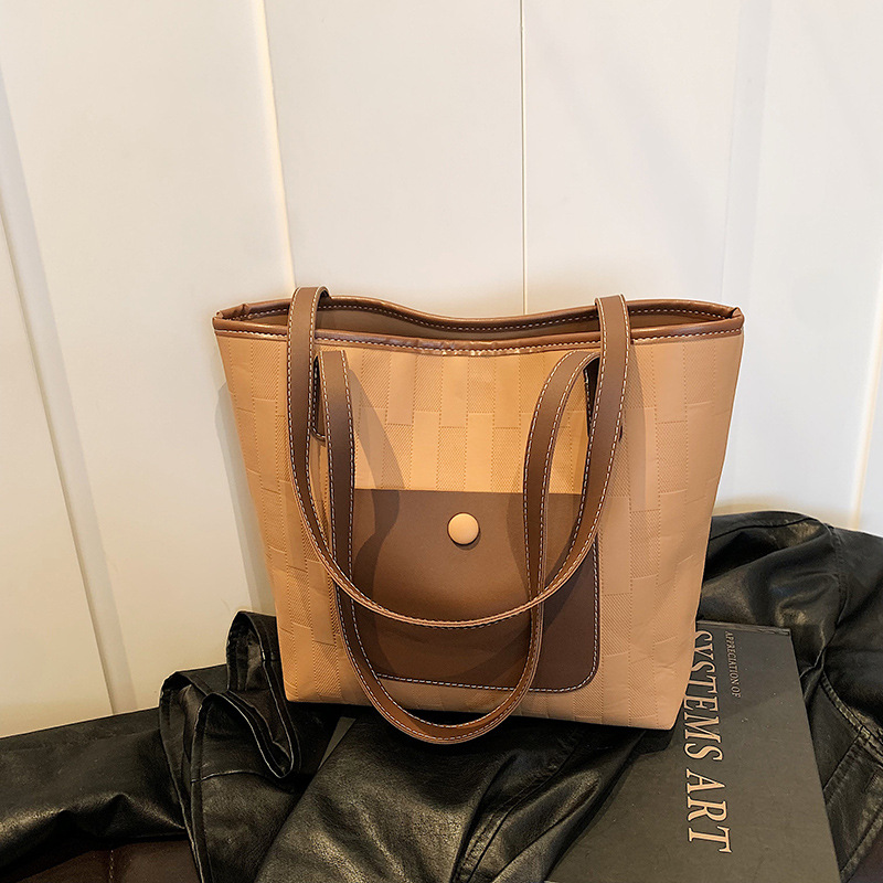 The new retro work commuting bag for winter 2024 features a stylish color-blocking large-capacity student single-shoulder tote bag full figure