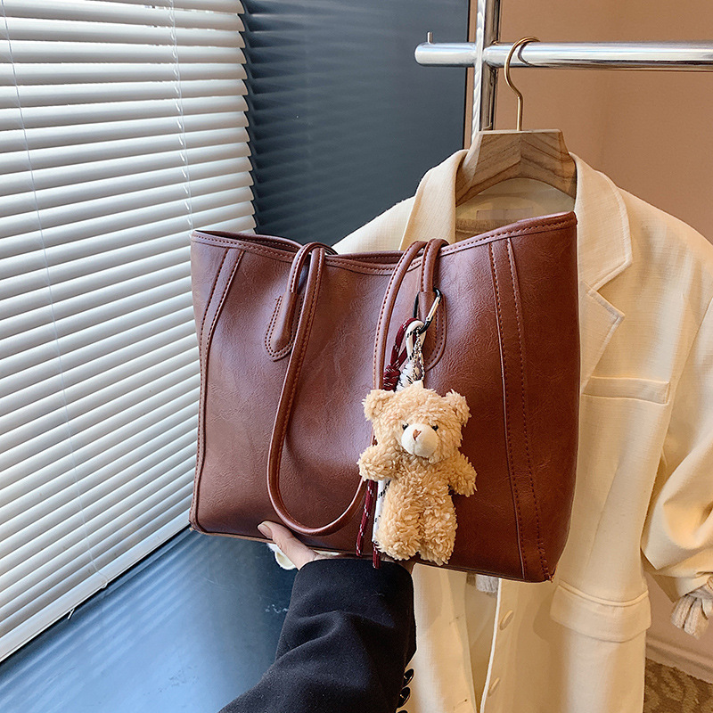A niche and fashionable Korean-style single-shoulder underarm bag with a grand commuting feel. The new 2024 stylish tote bag is trendy full figure