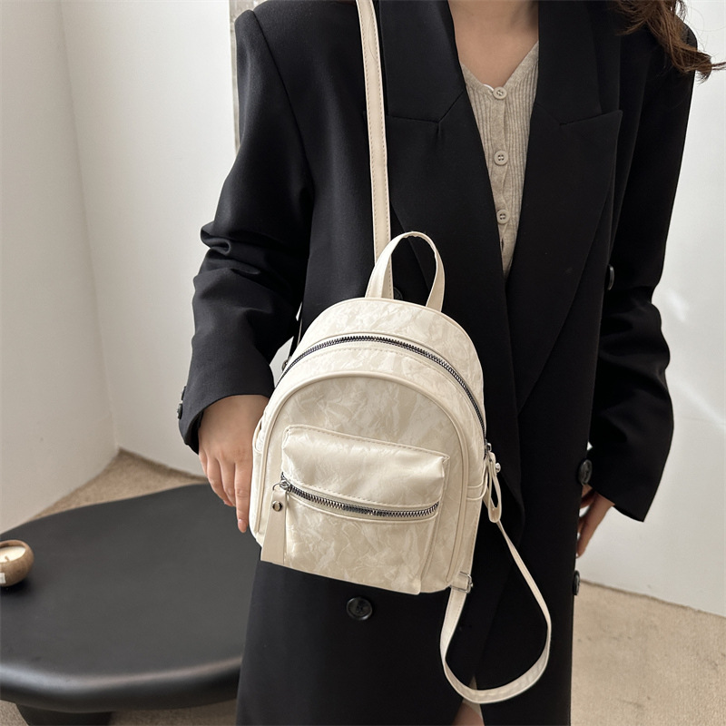 A girl's small backpack for class in the autumn and winter 2024 Korean-style Instagram trendy handbag, a minimalist and fashionable women's bag details Picture
