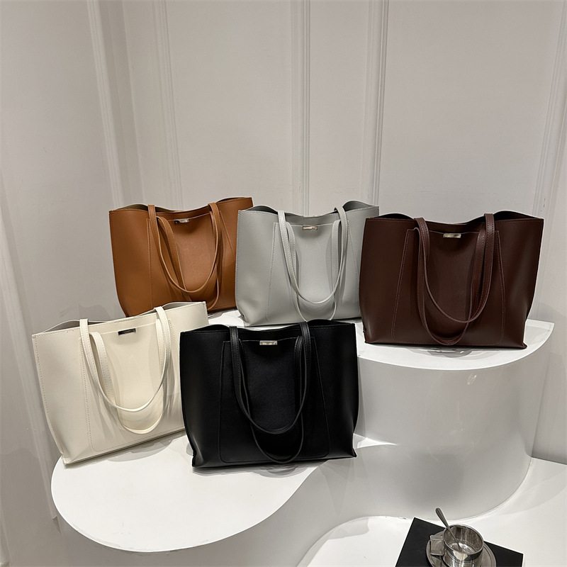 Large-capacity women's trendy and fashionable commuter tote bag handbag, 2024 new minimalist style fashionable single-shoulder bag Application Scenario