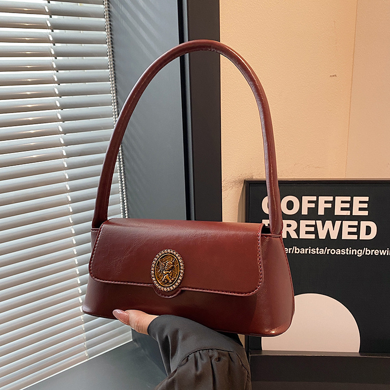 A new French retro and niche women's simple underarm bag for autumn and winter 2024, a fashionable and trendy casual commuting baguette bag full figure
