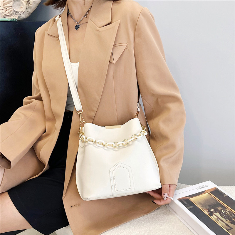 The new trendy and fashionable chain bag for the autumn of 2024, the stylish bucket bag for women, the shoulder bag, and the Korean-style single-shoulder bag details Picture
