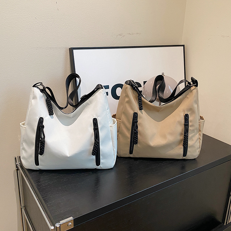 The large-capacity dumpling bag of the trendy brand is selling well across borders. The personalized and fashionable single-shoulder bag is a Korean-style casual and stylish crossbody bag details Picture