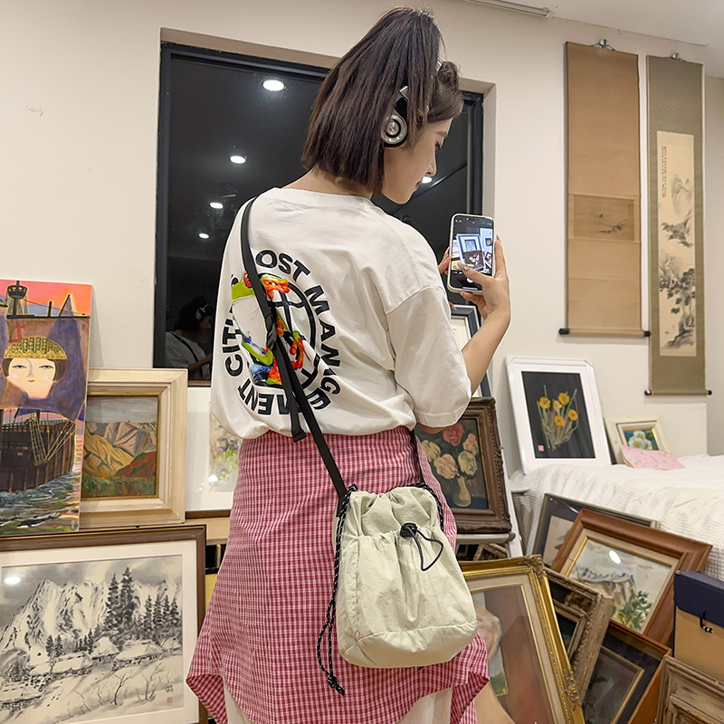 Summer men's and women's nylon crossbody bag, mini drawstring bucket bag, light and casual, ins style single-shoulder crossbody phone bag details Picture