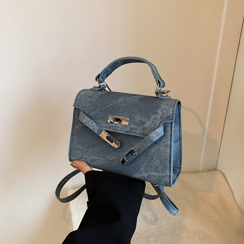 This is a trendy and fashionable handbag for women, featuring a unique and high-end platinum Kelly bag. It's a versatile and casual shoulder bag full figure