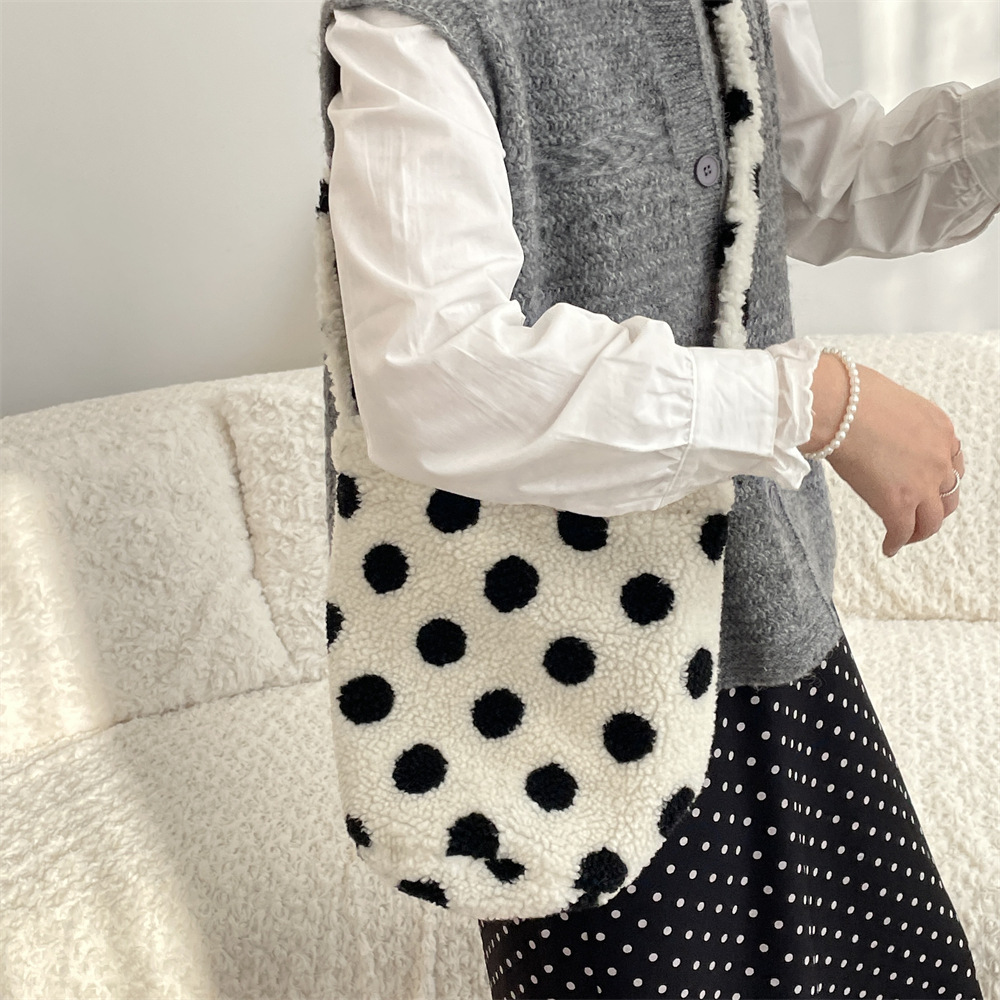 410241 Colorful polka dot plush bag, lambskin bucket bag, large-capacity shopping bag, single-shoulder crossbody armpit bag Application Scenario