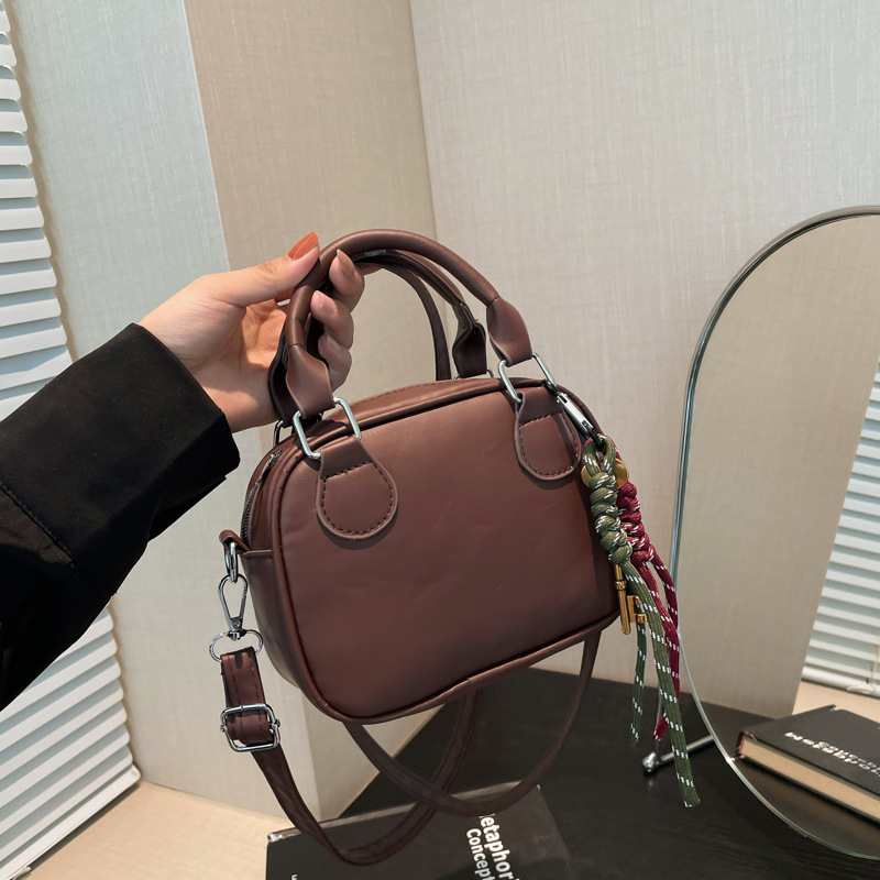 Winter retro Maillard commuting fashion single-shoulder bag for women 2024 new style simple and versatile small square bag full figure