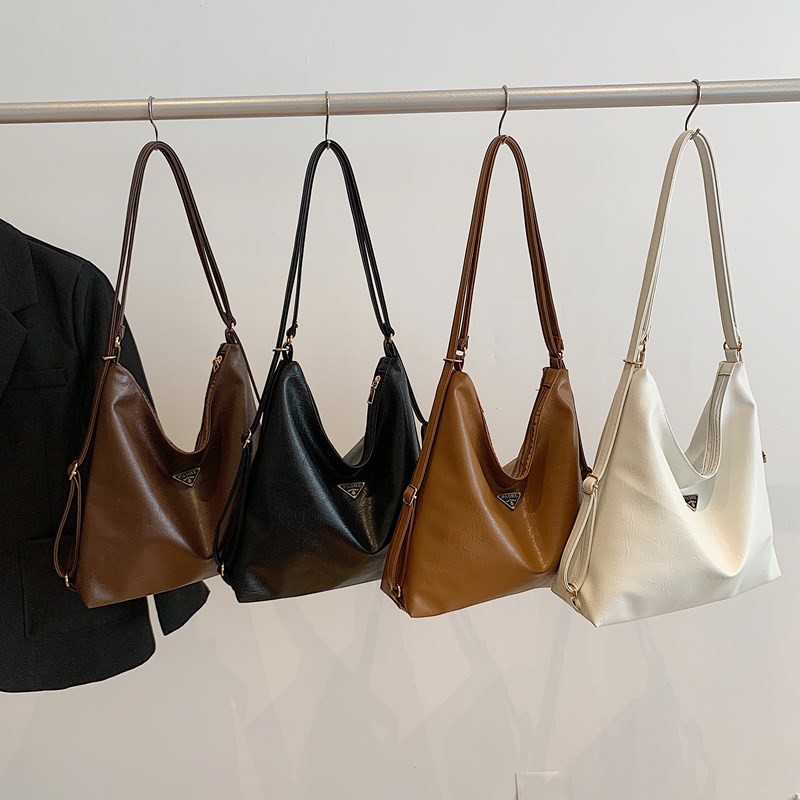 Cross-border retro large-capacity tote bag, multi-functional commuting backpack, women's spring high-end single-shoulder bag, crossbody bag Application Scenario