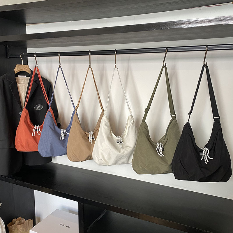 Cross-border 2025 Spring New retro large-capacity bag, niche design, simple commuting single-shoulder crossbody tote bag Application Scenario