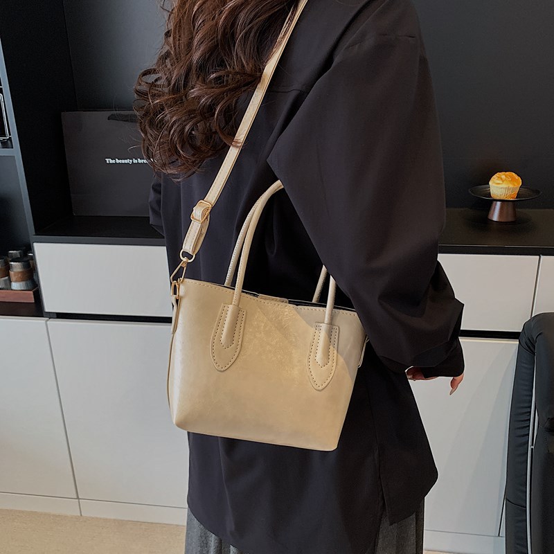 Retro and fashionable large-capacity underarm bag 2025, a niche design, new spring tote bag, commuter single-shoulder bag Specification drawing