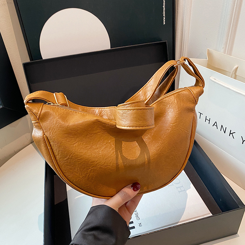 The 2024 new winter version of the women's crossbody bag features a large capacity, niche design, and a high-end retro single-shoulder dumpling bag full figure