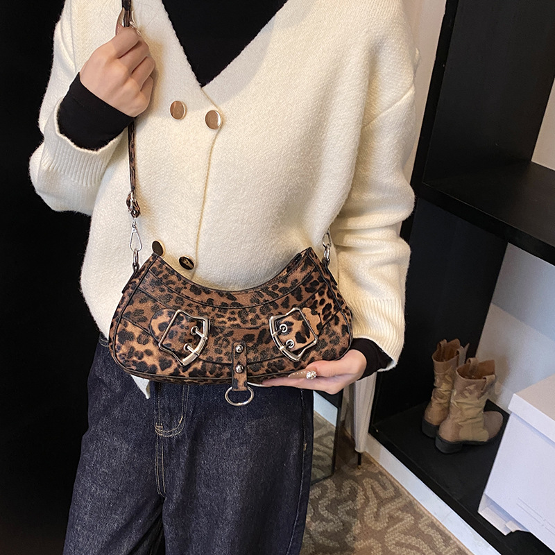 Retro charm leopard print crescent moon bag 2024 Winter new style fashionable large-capacity casual commuting single-shoulder underarm women's bag details Picture