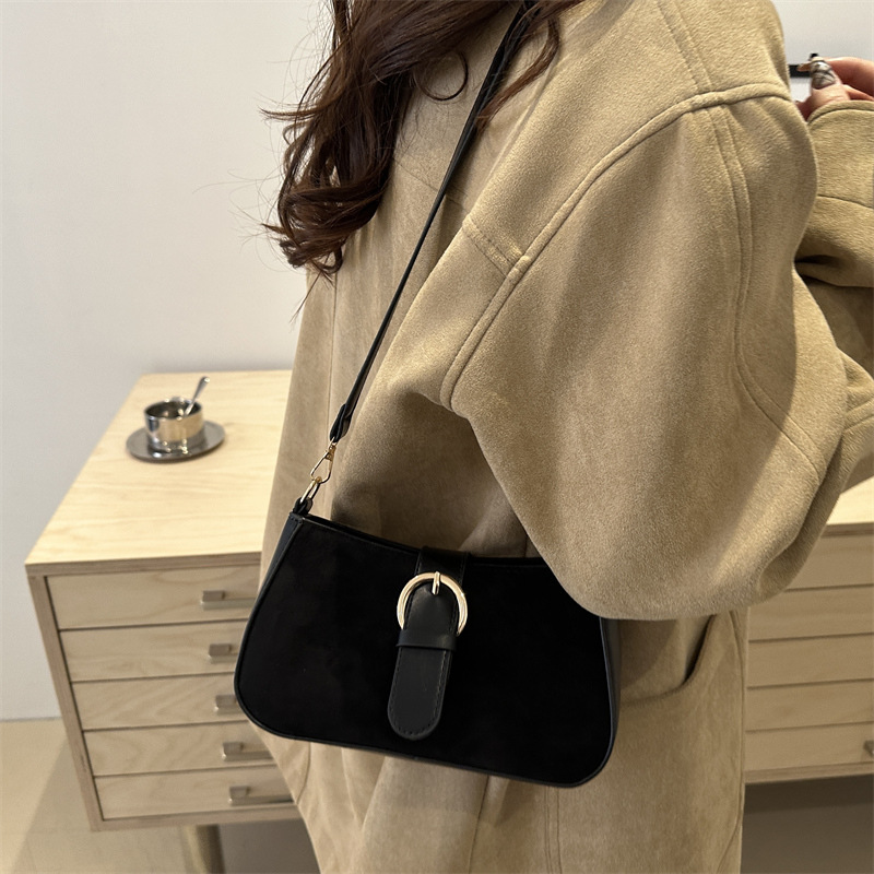 The new vintage women's bag from Maillard in spring, 2025, is a stylish matte leather buckle single-shoulder crossbody bag Specification drawing
