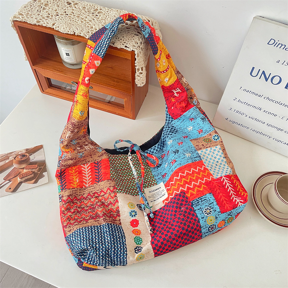 The new 53225 floral canvas bag is a dual-purpose commuter single-shoulder bag with ethnic patterns Application Scenario