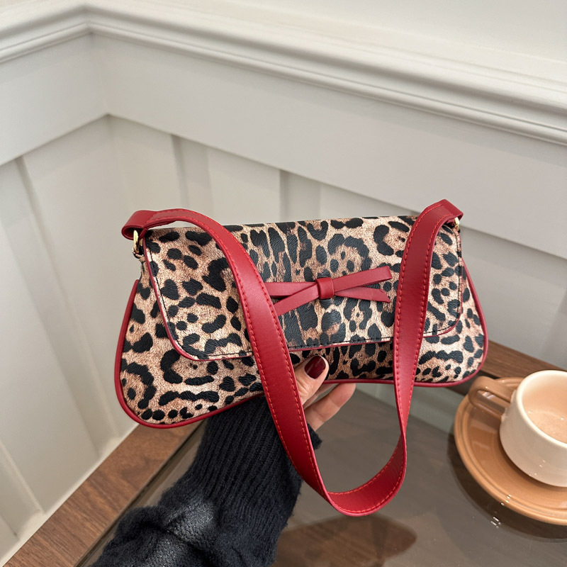 Leopard print trendy and versatile single-shoulder, hand-carry, underarm bag for going out, a hot girl's niche, high-quality and elegant women's bag, a small square bag full figure