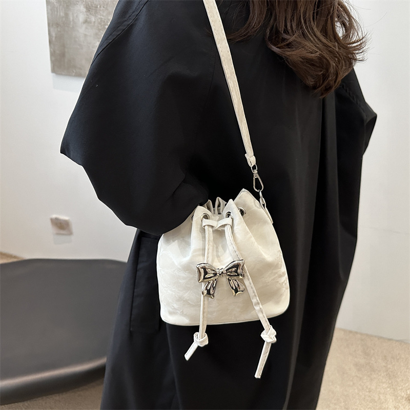 Drawstring fashion bow single-shoulder crossbody bag 2024 autumn/Winter new versatile ins casual bag bucket bag for women details Picture