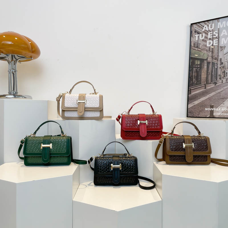 High-end retro fashion single-shoulder bag for women, 2025 new style fashionable woven pattern handbag, single-shoulder crossbody bag, trendy Application Scenario