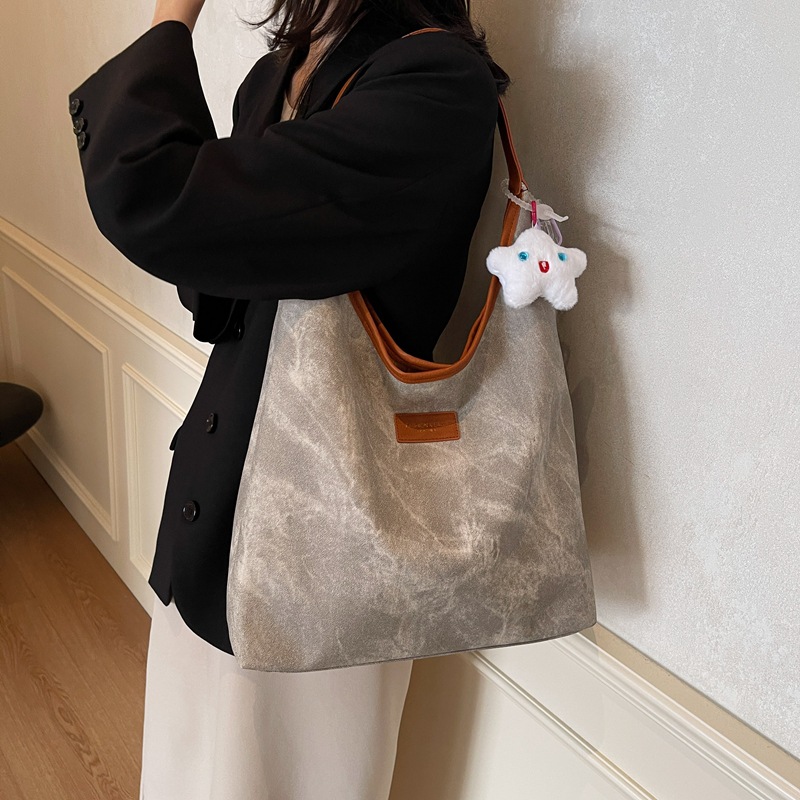 The new 2024 winter stylish and versatile Tote bag is a large-capacity brown single-shoulder bucket bag with a patchwork design for daily travel details Picture