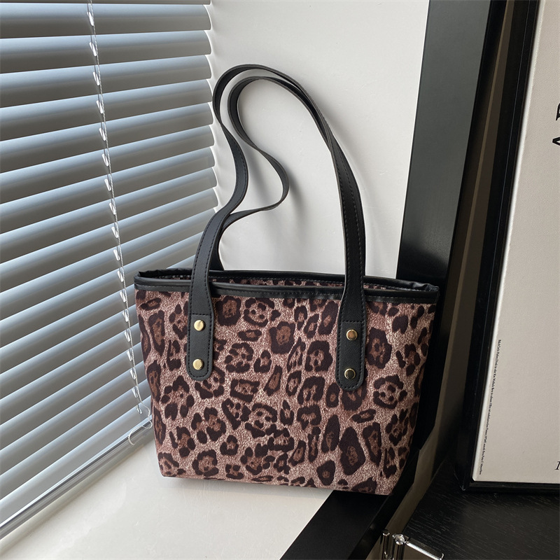 High-end texture leopard print large bag 2024 new retro bag, fashionable and stylish, single-shoulder large capacity commuter tote bag full figure