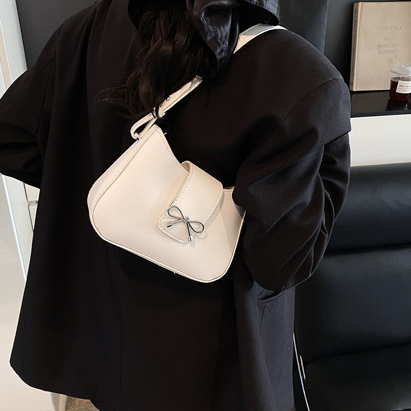 This year, bow-designed bags are in vogue for women's Spring/Summer 2025 new styles for work and commuting, including single-shoulder bags and crossbody underarm bags details Picture