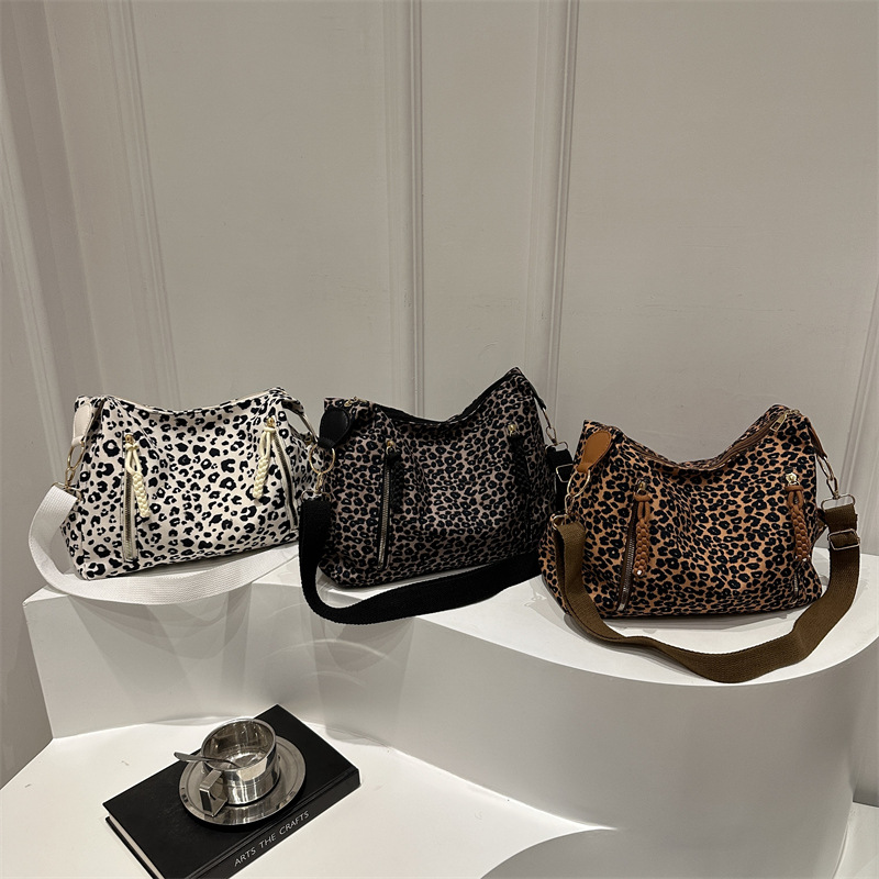 Cross-border new wholesale leopard print hand-held large-capacity retro high-end single-shoulder crossbody bag, street trend bag, European and American women's bag Application Scenario