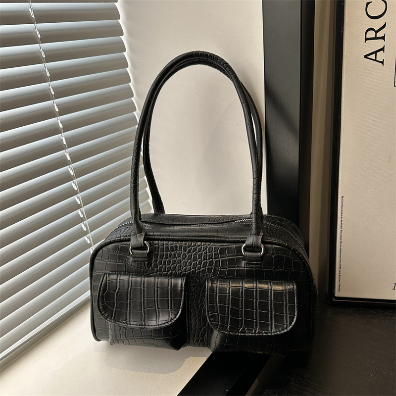 A new large-capacity, retro and simple commuting tote bag and fashionable pillow bag for women in spring 2025, a niche underarm bag full figure