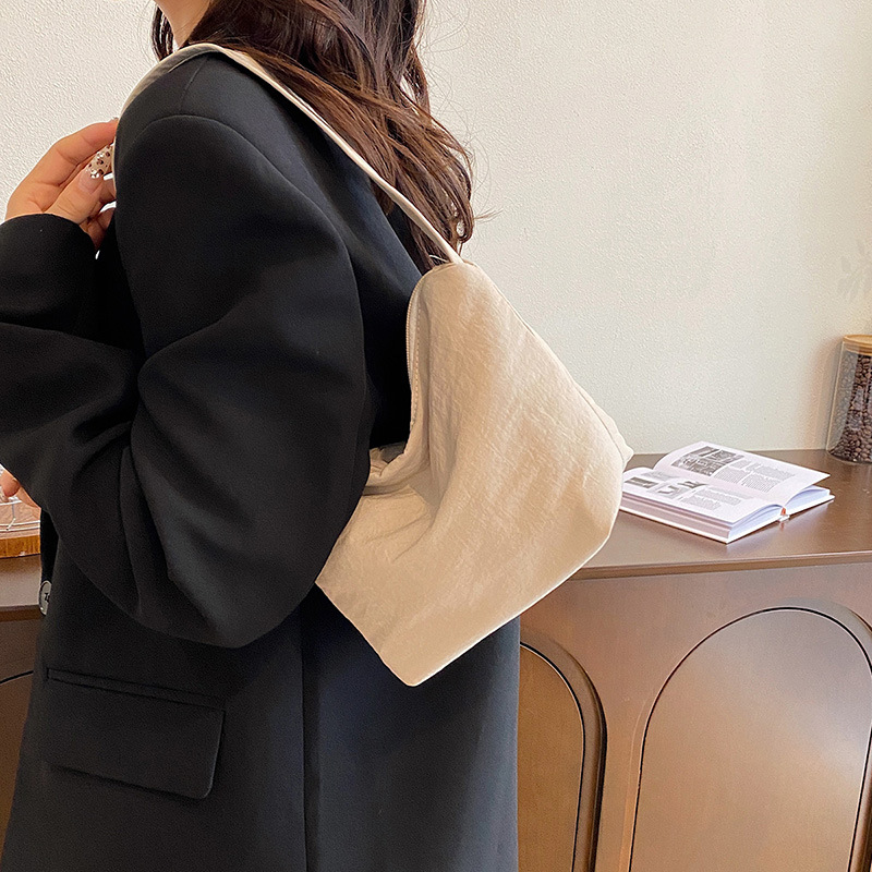 A niche pleated bag with a Korean-style commuting trend, large capacity 2024 cloud crossbody, artistic single-shoulder, and elegant bucket bag details Picture