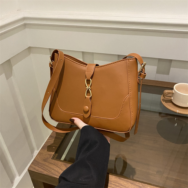 The 2024 new single-shoulder baguette bag with French style and niche design is a simple and versatile commuter crossbody bag for women full figure