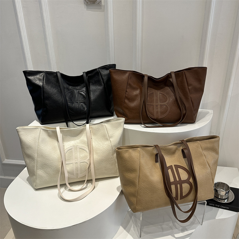 Cross-border trendy Tote bag for Women 2025 New Spring large-capacity versatile women's bag, soft leather single-shoulder crossbody bag Application Scenario