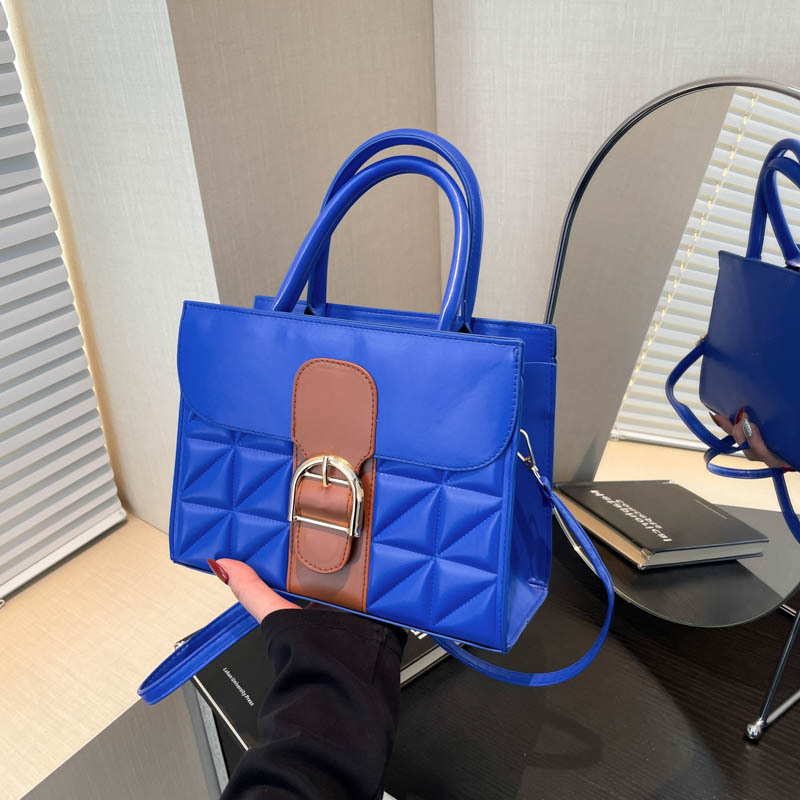 A new autumn/winter 2024 European and American retro fashion, simple and casual, versatile and trendy single-shoulder crossbody small square bag full figure