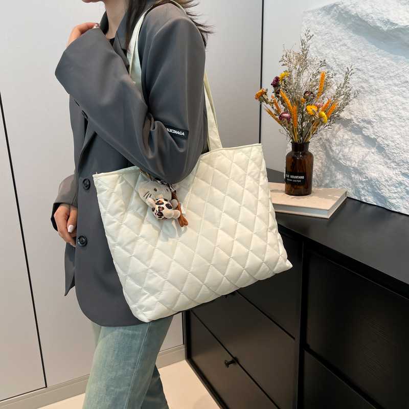 Casual diamond-shaped large-capacity bag for women, new winter 2024, trendy and stylish tote commuter bag for college students, single-shoulder bag details Picture
